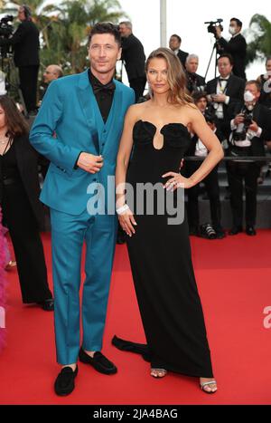 Cannes, Francia. 26th maggio 2022. L'attaccante polacco Robert Lewandowski (L) e sua moglie Anna Lewandowska arrivano per la proiezione del film 'Broker' durante l'edizione 75th del Festival del Cinema di Cannes a Cannes, Francia meridionale, il 26 maggio 2022. Credit: Gao Jing/Xinhua/Alamy Live News Foto Stock