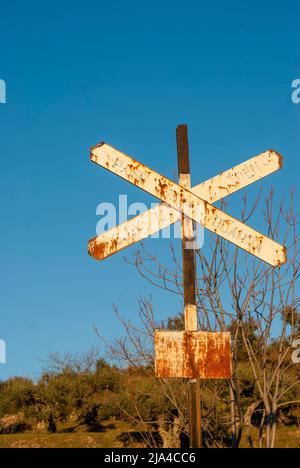 Cartello di attraversamento del livello del treno con cielo blu in verticale Foto Stock