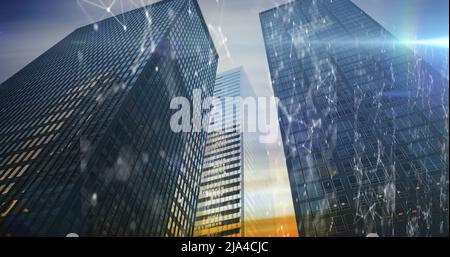 Immagine della rete di connessioni su paesaggio urbano Foto Stock