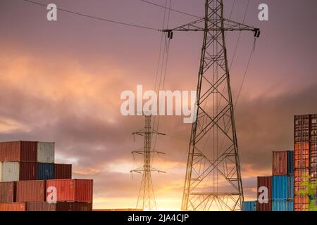 Pila di contenitori logistici con pilone elettrico. Attività di carico e spedizione. Contenitore per il trasporto di autocarri. Container per logistica di importazione ed esportazione. Foto Stock