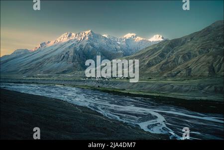 Vista del fiume Spiti verso il villaggio di Rangrik e oltre alla neve ha picco Himalaya al tramonto in summber vicino Kaza, Himachal Pradesh, India. Foto Stock