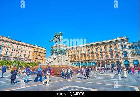 MILANO, ITALIA - 5 APRILE 2022: La statua equestre del Re Vittorio Emanuele II in Piazza del Duomo di Milano, il 5 aprile a Milano Foto Stock