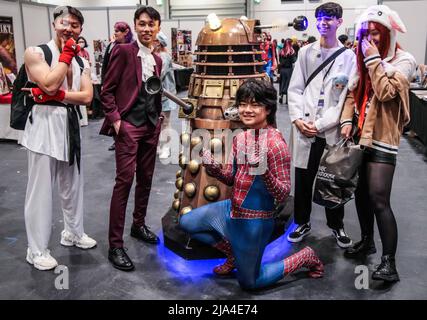 Londra UK 27 Maggio 2022 Spiderman con un Dalek al primo giorno a Londra Excel per l'atteso MCM London Comic con con la sua consueta gamma di personaggi da Movie Comic Media, sorrisi e colori vivaci, Paul Quezada-Neiman/Alamy Live News Foto Stock