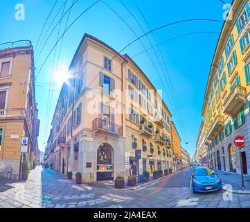 MILANO, ITALIA - 5 APRILE 2022: Panorama delle strade del lussuoso quartiere della Moda, il 5 aprile a Milano Foto Stock