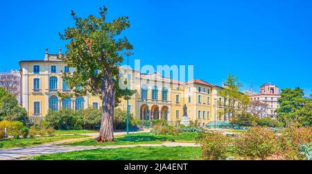 Il bellissimo palazzo storico Dugnani nei Giardini pubblici di Montanelli della città di Milano, Italia Foto Stock