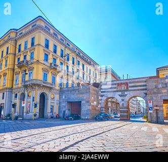 MILANO, ITALIA - 5 APRILE 2022: Le porte dell'Arco di porta Nouva, i resti medievali delle mura della città, situate nella parte storica della città, il 5 aprile Foto Stock