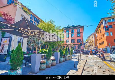 MILANO, ITALIA - 5 APRILE 2022: La piacevole terrazza all'aperto del ristorante in Piazza San Marco, il 5 aprile a Milano Foto Stock