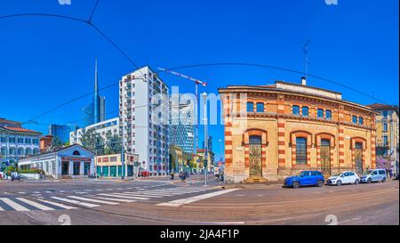 MILANO, ITALIA - 5 APRILE 2022: Panorama del quartiere di Milano porta Nuova con un mix di edifici moderni e storici, il 5 aprile a Milano Foto Stock