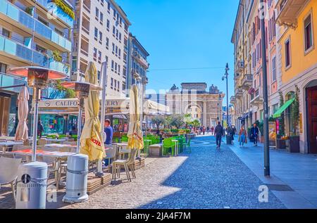 MILANO, ITALIA - 5 APRILE 2022: Corso Como pedonale è un luogo popolare per riposarsi in una delle numerose caffetterie all'aperto, godendo di una splendida vista sul centro storico Foto Stock