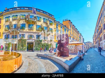 MILANO, ITALIA - 5 APRILE 2022: Panorama della strada pedonale corso como con ristoranti all'aperto e oggetti d'arte moderna in mezzo alla strada, o Foto Stock