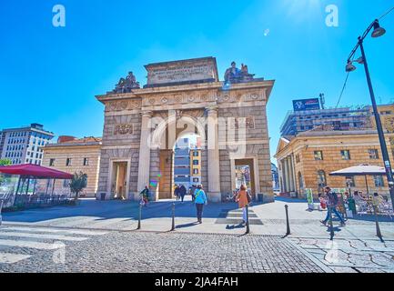 MILANO, ITALIA - 5 APRILE 2022: La scena urbana nel centro storico di Milano a porta Garibaldi, il 5 aprile a Milano Foto Stock