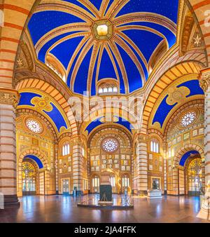 MILANO, ITALIA - 5 APRILE 2022: Panorama della sala principale del Camedio del Cimitero Monumentale, il 5 aprile a Milano Foto Stock