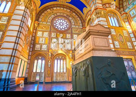 MILANO, ITALIA - 5 APRILE 2022: La tomba del famoso poeta italiano Alessandro Manzoni, Cimitero Monumentale, il 5 aprile a Milano Foto Stock