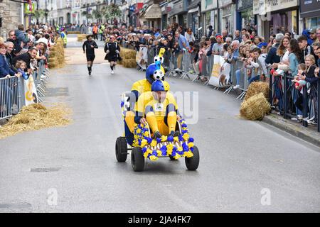 Prima edizione di una gara di soapbox nel cuore del centro della città di Crépy-en-Valois. Una scatola di sapone fatta in casa che precipita lungo il pendio della strada principale. Foto Stock
