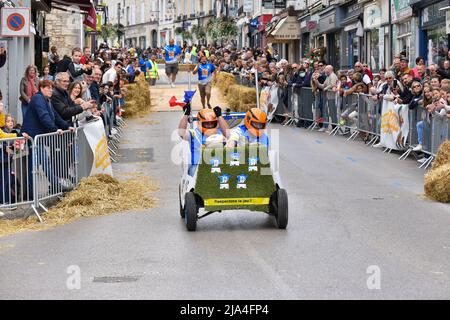Prima edizione di una gara di soapbox nel cuore del centro della città di Crépy-en-Valois. Una scatola di sapone fatta in casa che precipita lungo il pendio della strada principale. Foto Stock