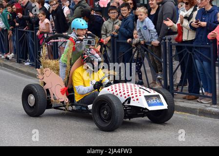 Prima edizione di una gara di soapbox nel cuore del centro della città di Crépy-en-Valois. Una scatola di sapone fatta in casa che precipita lungo il pendio della strada principale. Foto Stock