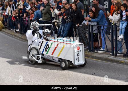 Prima edizione di una gara di soapbox nel cuore del centro della città di Crépy-en-Valois. Una scatola di sapone fatta in casa che precipita lungo il pendio della strada principale. Foto Stock