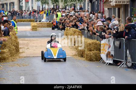 Prima edizione di una gara di soapbox nel cuore del centro della città di Crépy-en-Valois. Una scatola di sapone fatta in casa che precipita lungo il pendio della strada principale. Foto Stock