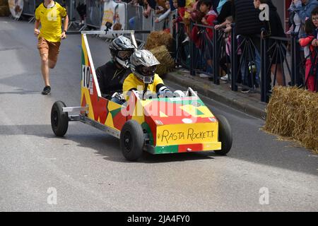 Prima edizione di una gara di soapbox nel cuore del centro della città di Crépy-en-Valois. Una scatola di sapone fatta in casa che precipita lungo il pendio della strada principale. Foto Stock