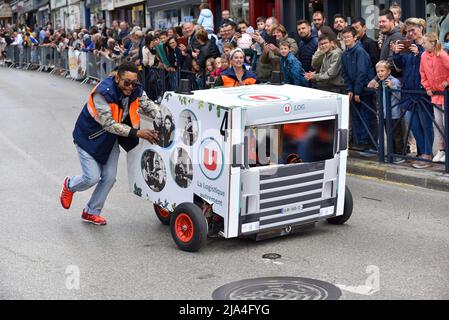 Prima edizione di una gara di soapbox nel cuore del centro della città di Crépy-en-Valois. Una scatola di sapone fatta in casa che precipita lungo il pendio della strada principale. Foto Stock