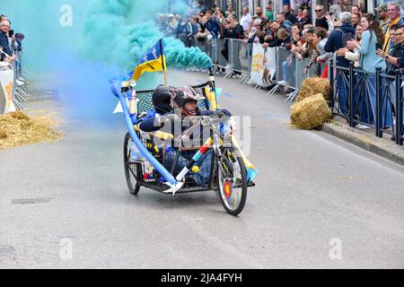 Prima edizione di una gara di soapbox nel cuore del centro della città di Crépy-en-Valois. Una scatola di sapone fatta in casa che precipita lungo il pendio della strada principale. Foto Stock