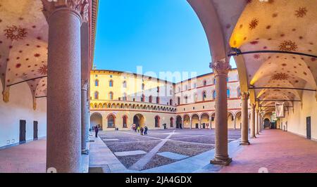 MILANO, ITALIA - 5 APRILE 2022: Panorama del cortile di Racchetta con i suoi grandi portici dipinti, il Castello di Sforza, il 5 aprile a Milano Foto Stock