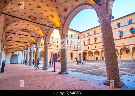 MILANO, ITALIA - 5 APRILE 2022: Passeggiata intorno al cortile di Rocchetta, il grande esempio di luogo rinascimentale del Castello di Sforza, il 5 aprile a Milano, Foto Stock