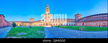 MILANO, ITALIA - 5 APRILE 2022: Panorama del cortile delle armi con l'alta Torre del Filarete, Castello di Sforza, il 5 aprile a Milano Foto Stock