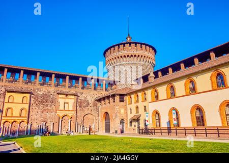 MILANO, ITALIA - 5 APRILE 2022: Il grande edificio rinascimentale del Castello di Sforza, chiamato Ospedale Spagnolo, il 5 aprile a Milano, Italia Foto Stock