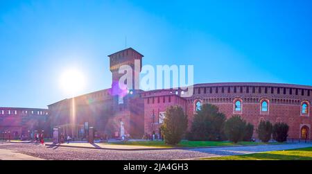 MILANO, ITALIA - 5 APRILE 2022: Panorama delle mura in mattoni rossi del Castello di Sforza con la torre Bona di Savoia, il 5 aprile a Milano Foto Stock
