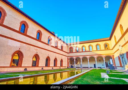 Corte Ducale del Castello di Sforza con grandi logie medievali in stile rinascimentale, Milano, Italia Foto Stock