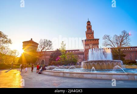 MILANO, ITALIA - 5 APRILE 2022: La serata in Piazza Castello al Castello Sforzesco e alla bella fontana, il 5 aprile a Milano Foto Stock