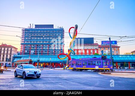 MILANO, ITALIA - 5 APRILE 2022: La vista serale su Piazzale Luigi Cadorna con la Stazione ferroviaria e la scultura d'arte chiamata ago, minaccia e nodo, il Apr Foto Stock