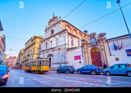 MILANO, ITALIA - 5 APRILE 2022: Passeggiata lungo lo storico corso Magenta di sera passando per la spettacolare medievale San Maurizio al Monastero ma Foto Stock