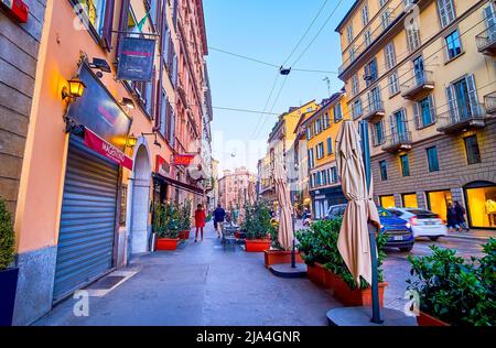 MILANO, ITALIA - 5 APRILE 2022: Serata in corso Magenta con negozi e negozi chiusi, il 5 aprile a Milano Foto Stock