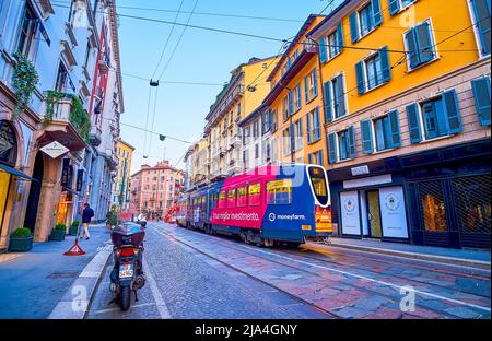 MILANO, ITALIA - 5 APRILE 2022: Il vecchio tram percorre corso Magenta con case tipiche italiane, il 5 aprile a Milano Foto Stock