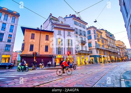 MILANO, ITALIA - 5 APRILE 2022: Serata in corso Magenta con edifici storici illuminati nel quartiere centrale, il 5 aprile a Milano, Foto Stock