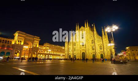 MILANO, ITALIA - 5 APRILE 2022: Panorama notturno di Piazza del Duomo, il 5 aprile a Milano Foto Stock