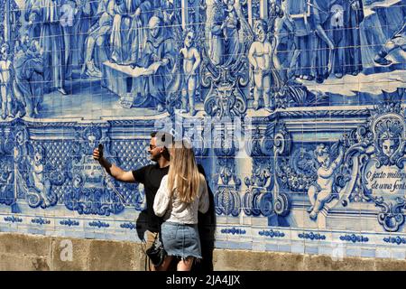 Capela Das Almas, parete esterna coperta di azulejos, Porto, Portogallo Foto Stock