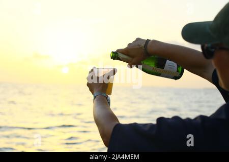 Tour di osservazione al tramonto da barca a vela con capitano e champagne che scorre Key West 09/04/2021 editoriale Foto Stock