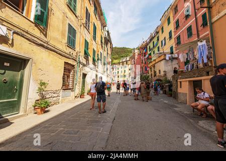 Via principale dell'antico borgo di Vernazza con molti turisti. Parco Nazionale delle cinque Terre, Liguria, Provincia di la Spezia, Italia, Europa. Foto Stock