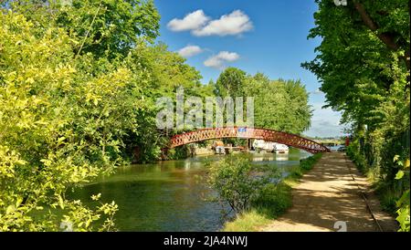 PORT MEADOW OXFORD FIDDLERS ISLAND E IL PONTE PEDONALE RED MEDLEY Foto Stock