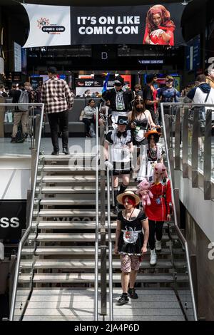 Londra, Regno Unito. 27 maggio 2022. Una visione generale come MCM Comic con apre per il fine settimana al centro Excel a East London. I fan partecipano, spesso in costume conosciuto come cosplay, a una celebrazione della cultura popolare, tra cui video giochi, anime e film. Credit: Stephen Chung / Alamy Live News Foto Stock