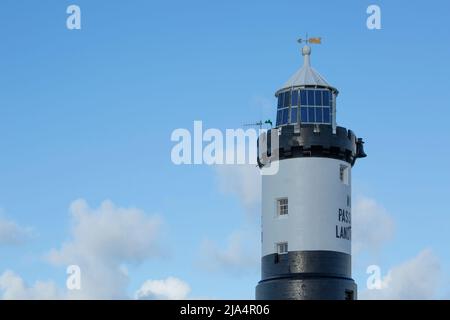 Primo piano dell'alloggiamento della luce sul faro di Trwyn Du, conosciuto anche come faro di pendimon Foto Stock