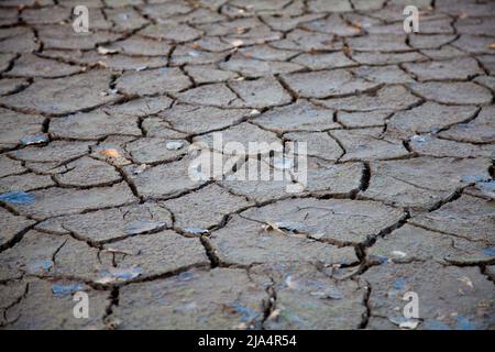 Aerei di fango asciutto alla base del serbatoio di Ladybower dopo un'estate asciutta, Peak District UK Foto Stock