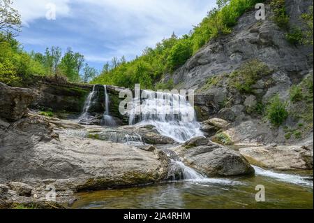 Cascata di Hristovski nella montagna di Stara Planina in Bulgaria nella zona del villaggio di Ruhovtsi sul fiume Miikovska. Foto Stock