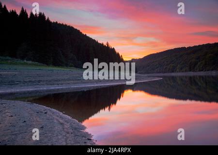 Ladybower Reservoir e Foresta durante l'ora d'oro dopo il tramonto nel Peak District, Regno Unito Foto Stock