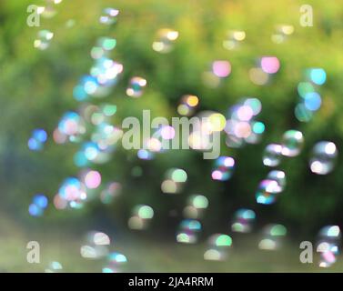L'arcobaleno bolle dal ventilatore di bolle Foto Stock