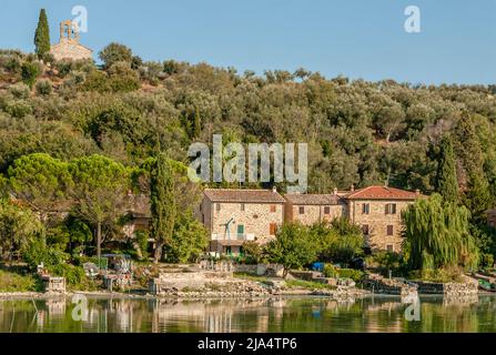 Lungolago dell'Isola maggiore sul Lago Trasimeno, in Umbria Foto Stock