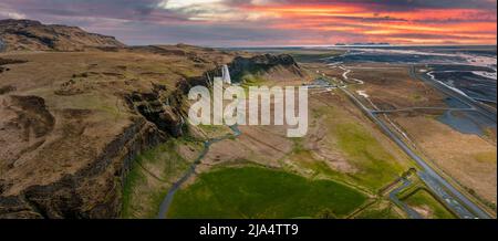 Vista aerea del Seljalandsfoss - situato nella regione meridionale in Islanda Foto Stock